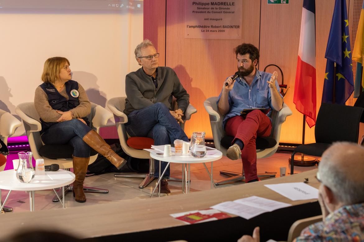 Trois professionnels de la résilience autour d'une table ronde