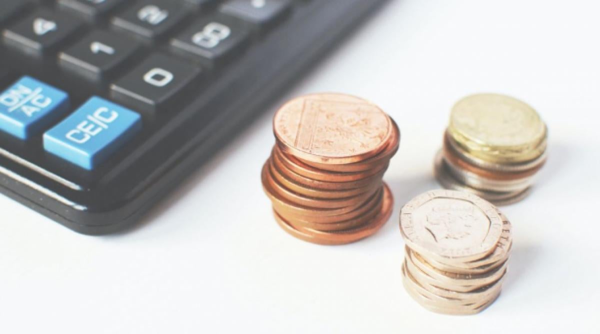 calculette et pièces de monnaie