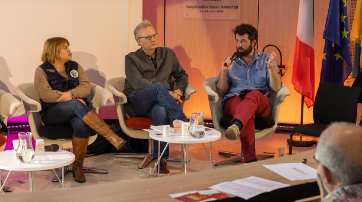 Trois professionnels de la résilience autour d'une table ronde
