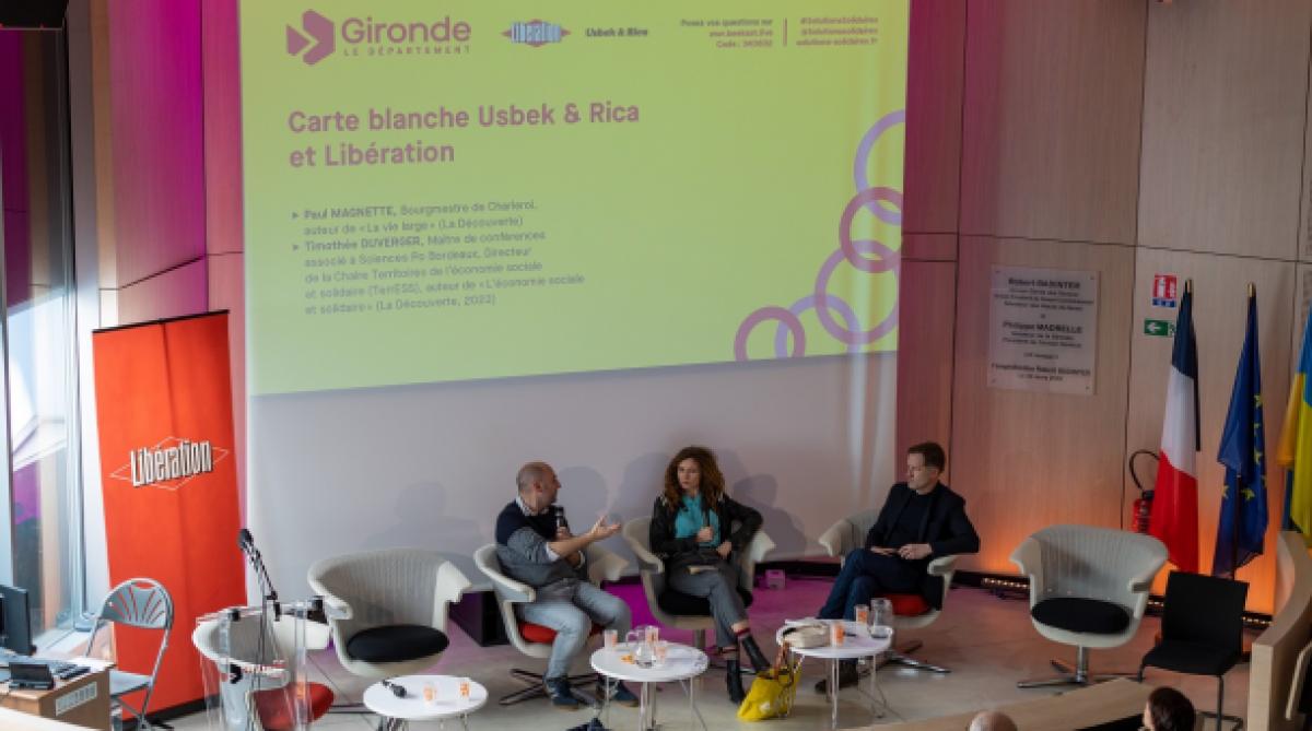 Vue d'ensemble sur la table ronde réunissant Eve Szeftel, Paul Magnette et Timothée Duverger
